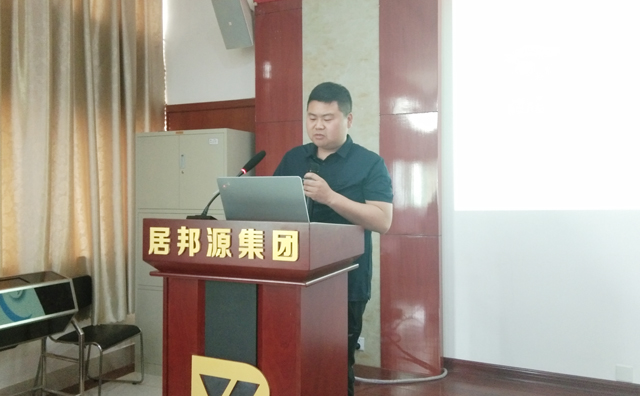 公司王淑龍經(jīng)理分享成功案例，提倡要敢于突破習慣的思維方式，細心觀(guān)察和揣摩市場(chǎng)，做出異乎尋常的決定，才能有一份驚喜的收獲。