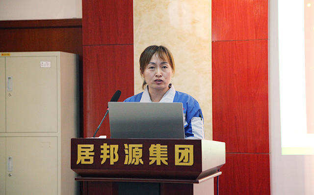 人資部部長(cháng)雷廣妮對公司積分制工作匯報。