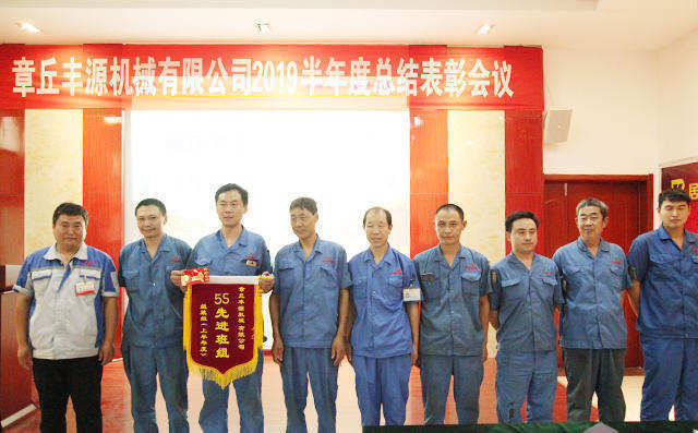 公司對做出突出貢獻的人員頒獎，為獲得5S先進(jìn)班組員工頒發(fā)錦旗及獎勵紅包200元。