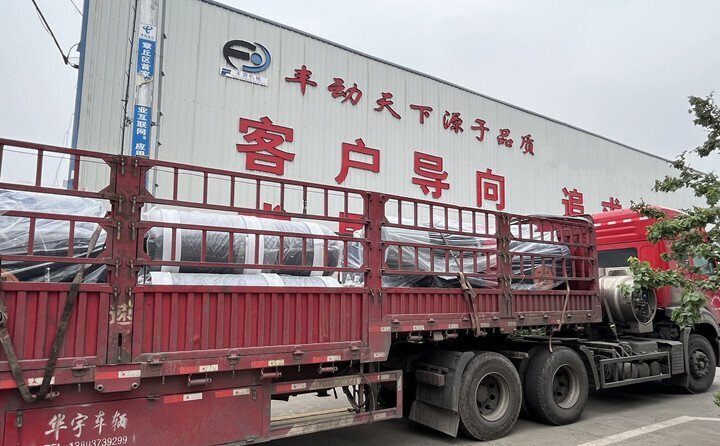 負責發(fā)貨的同事核實(shí)好產(chǎn)品名稱(chēng)、規格和數量，進(jìn)行了嚴格把關(guān)，與貨運公司核對好物流信息。大家通力協(xié)作，有條不絮地將風(fēng)機穩穩地裝在大貨車(chē)上，確保運輸過(guò)程中貨物穩定安全。