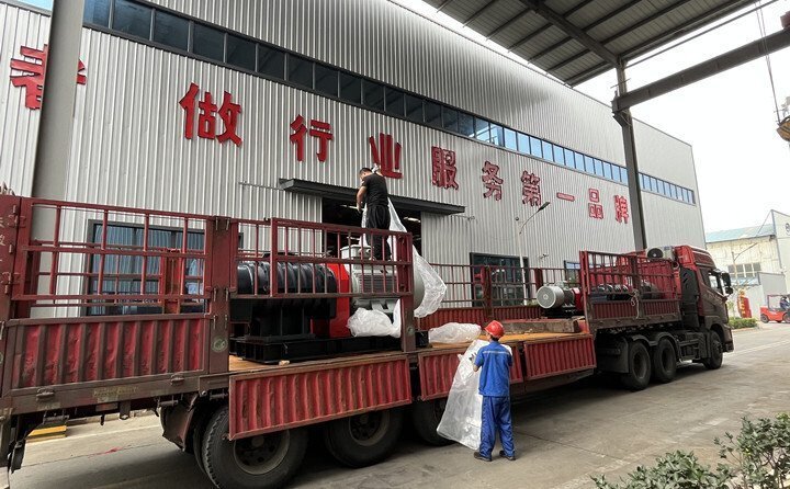 負責發(fā)貨的同事核實(shí)好產(chǎn)品名稱(chēng)、規格和數量，進(jìn)行了嚴格把關(guān)，與貨運公司核對好物流信息。大家通力協(xié)作，有條不絮地將風(fēng)機穩穩地裝在大貨車(chē)上，確保運輸過(guò)程中貨物穩定安全。