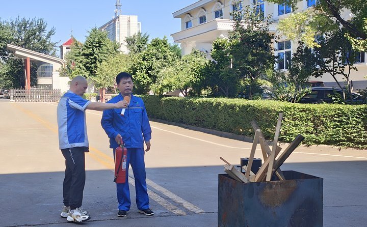 首先消防安全員對消防器材如何使用進(jìn)行細致講解，并現場(chǎng)演示。